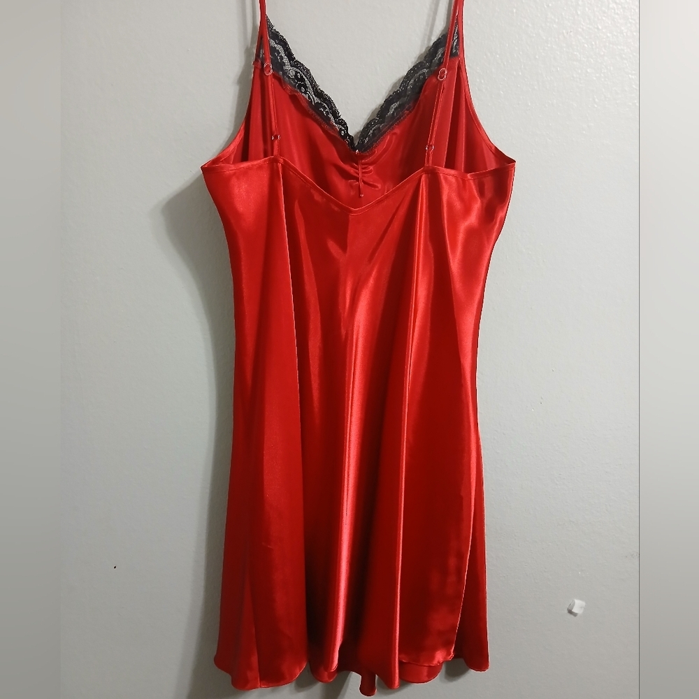 Elegant Red Satin‎ Nightgown with Lace Trim - Picture 6 of 10